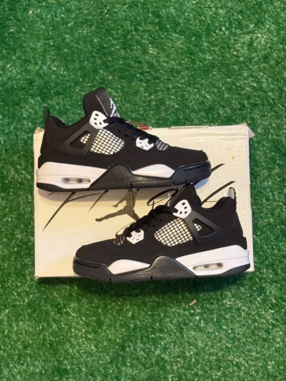 Air Jordan 4 Retro “White Thunder”